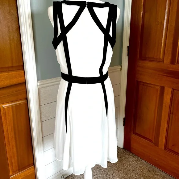 Stunning Banana Republic Black & White Color Blick Strappy Dress size 8 - Picture 8 of 8